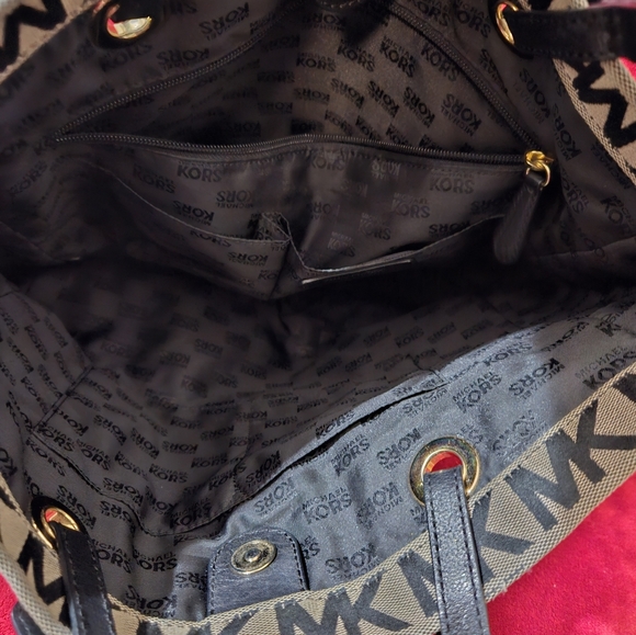 Beautiful Michael Kors Large Signature Tote/Shoulder Bag - Picture 10 of 12